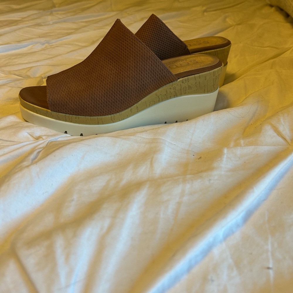 Naturalizer Soul size 7, tan platform 2.5 inch wedge sandals